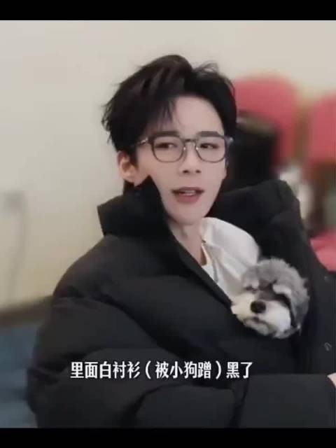 幸福的呆米 哥哥抱，还给它羽绒服保暖 太羡慕了