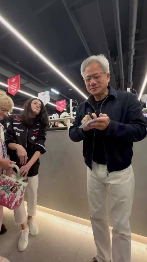 黄仁勋签名价值万元，女儿随行引关注