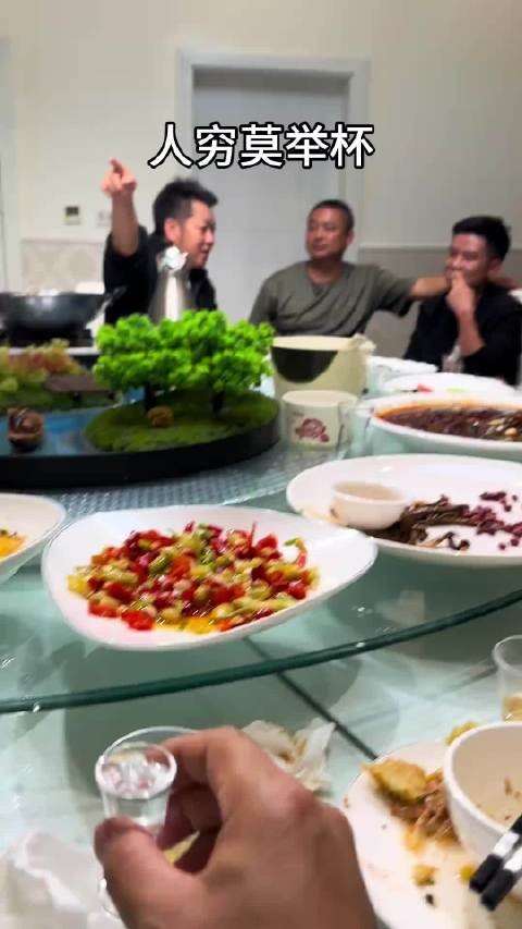 男子举杯化解饭局尴尬引关注