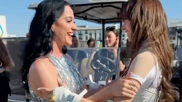 水果姐Katy Perry与Lisa世界杯后台亲密合照