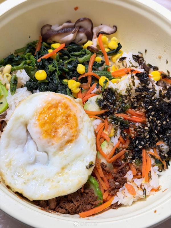 韩国吃播博主带火沈阳石锅拌饭，辣白菜锅包肉成晚餐亮点