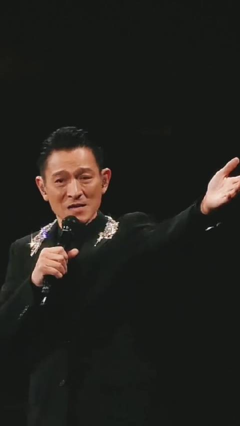 演唱会痛哭，全场万人高喊太感人！