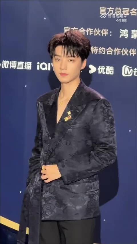 一身暗花西装亮相微博电影之夜 贵气十足！王俊凯
