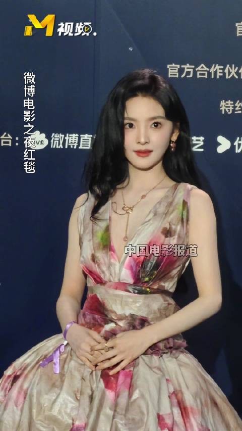 章若楠一身水墨晕染长裙，亮相微博电影之夜红毯