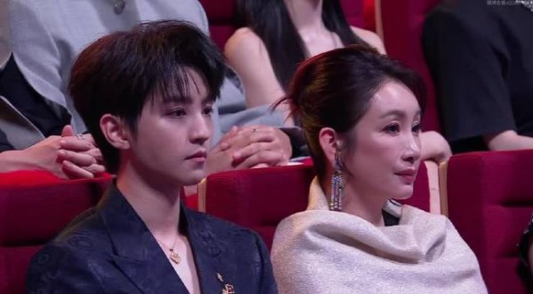 王俊凯微博电影之夜内场 和海璐姐坐一起梦回中餐厅了 越发成熟稳重的小凯