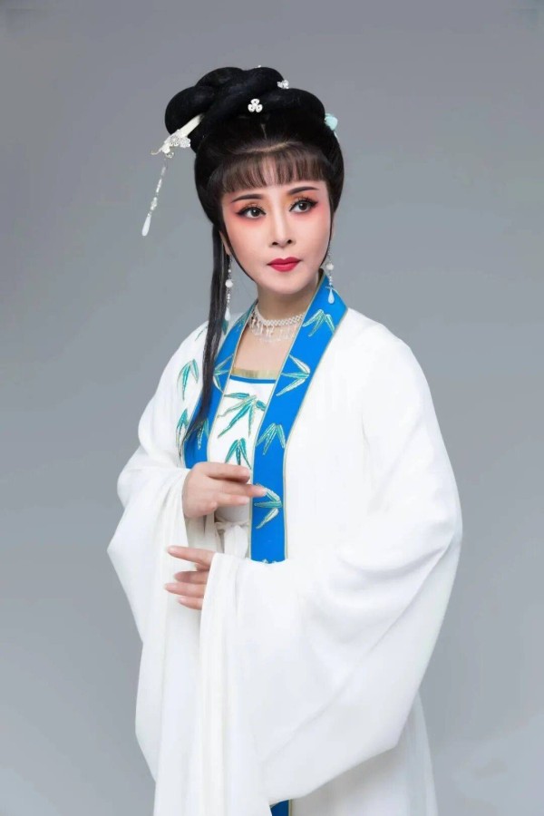 从大学教师到中国戏协会员,她用热爱铺就人生