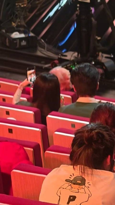 给阿嬷的情书主演捧奖杯自拍