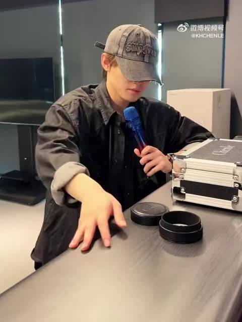 这拿麦克风的样子好魅