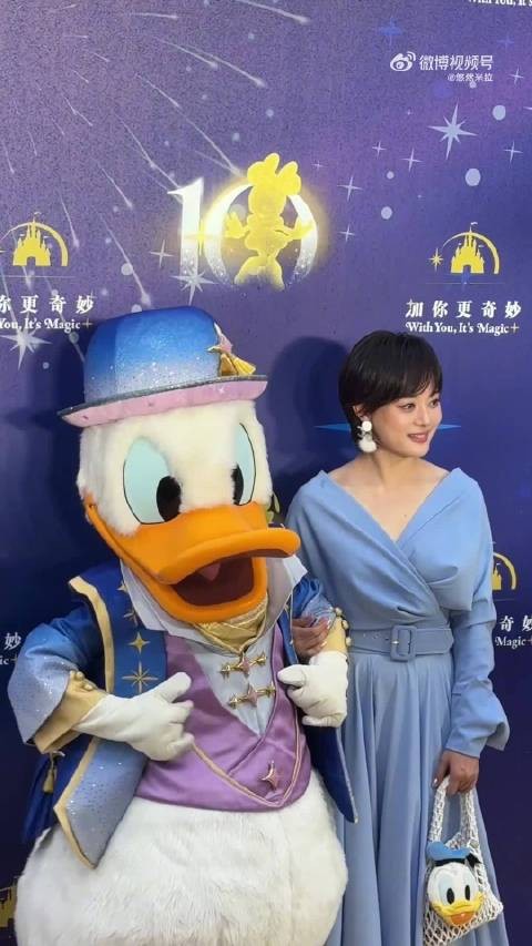 孙俪戴唐老鸭耳坠亮相迪士尼十周年红毯