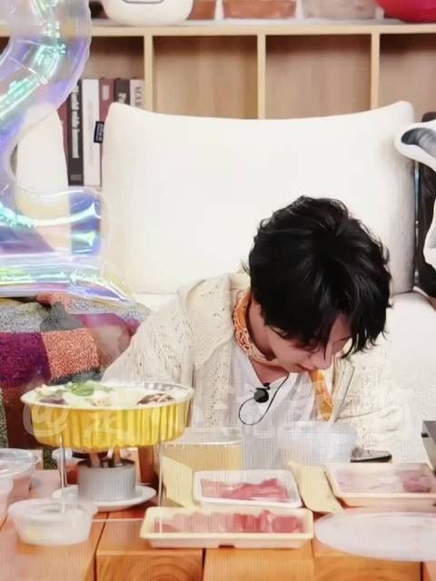 笑不行了~ 贺峻霖为自己的巧克力手套严正声明