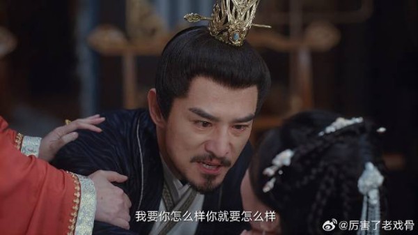 嫡长主要掐死小妾,谁料一向死对头的正妻,竟然救小妾