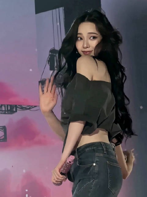 撩完就笑嘻嘻的跑走..什么意思?