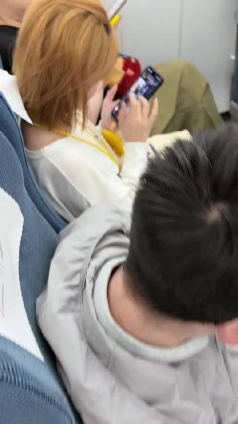 高铁偶遇日系装扮乘客引注目