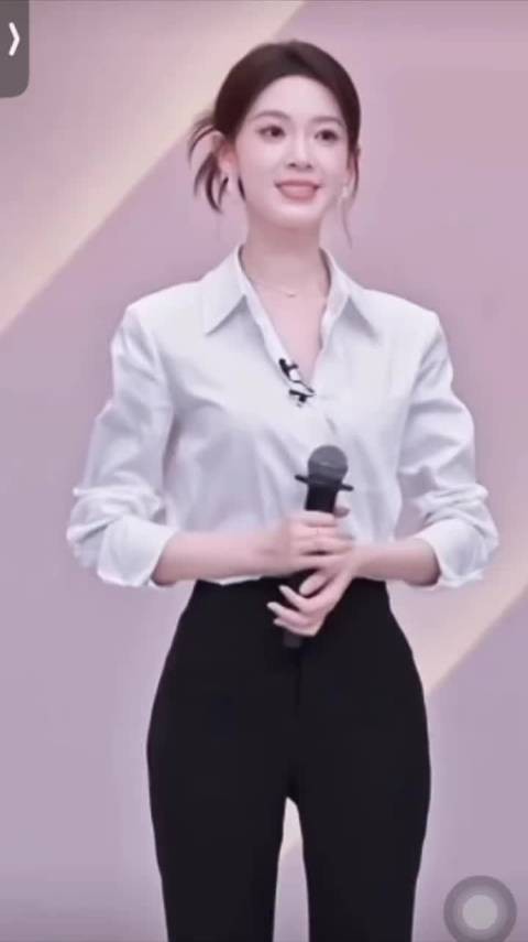 陈瑶亮相气场十足，被赞像总裁签合同