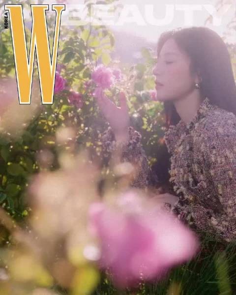 高允真登W KOREA电子刊封面,演绎Chanel Beauty
