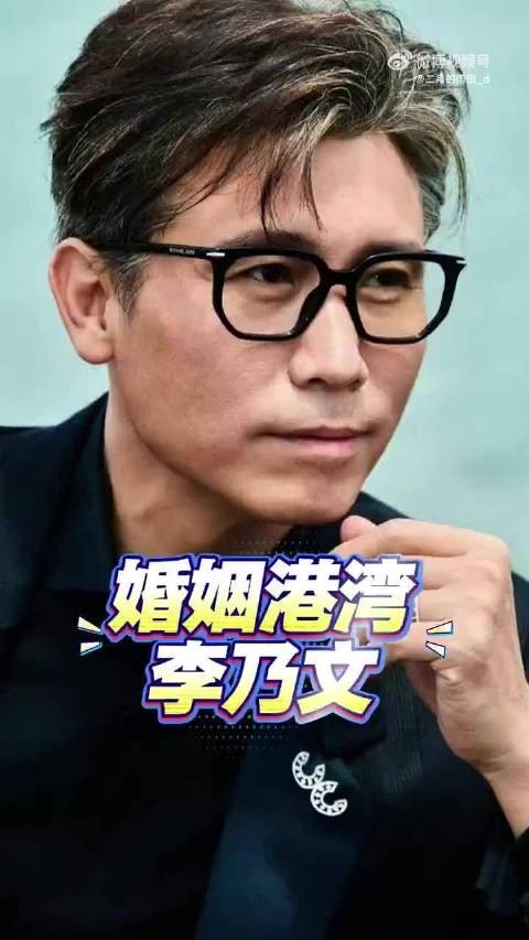 结婚二十多年依旧牵手逛街，好神仙夫妻！