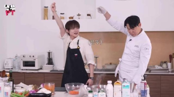 钟辰乐 学崔chef招牌虚势撒盐pose 疯狂看眼色钟