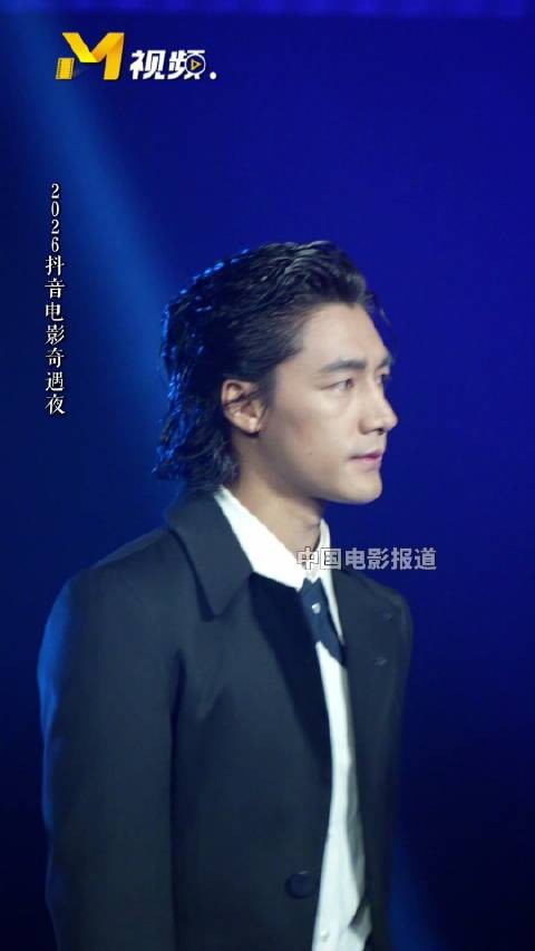 此沙一身黑色西装, 亮相2026