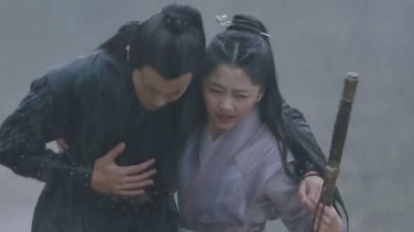 锦衣之下：陆绎中毒晕倒 今夏在大雨中求他快点醒过来