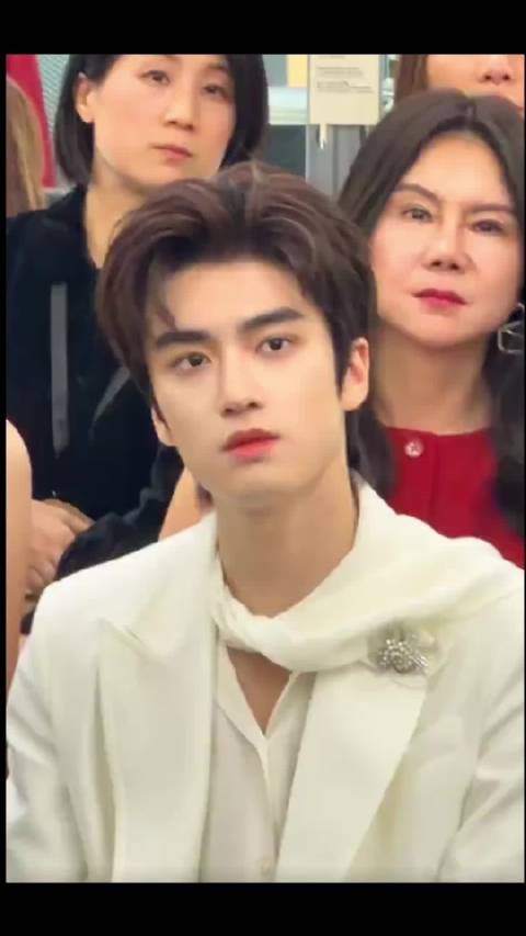 张康乐亮相Maxmara大秀，叶童杨紫琼谷爱凌等同场看秀