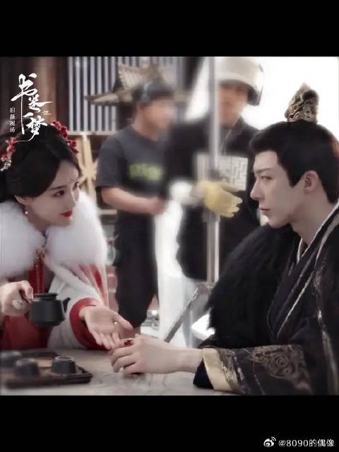 “她在闹，他在笑！”