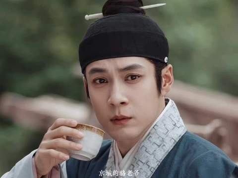 父爱无声，却始终为孩子撑起一片天