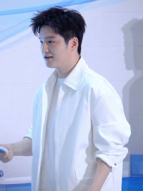 樊振东互动小游戏展现放松一面，持球拍时最投入