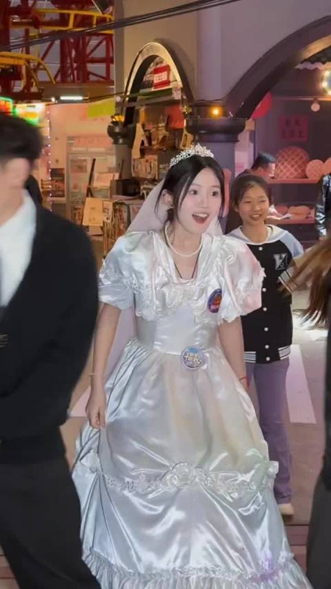 在npc面前挑战接吻 NPC：本来上班就烦