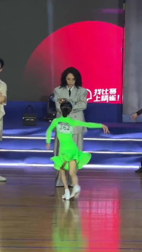 她在等你转身记你背牌号，这眼神绝了