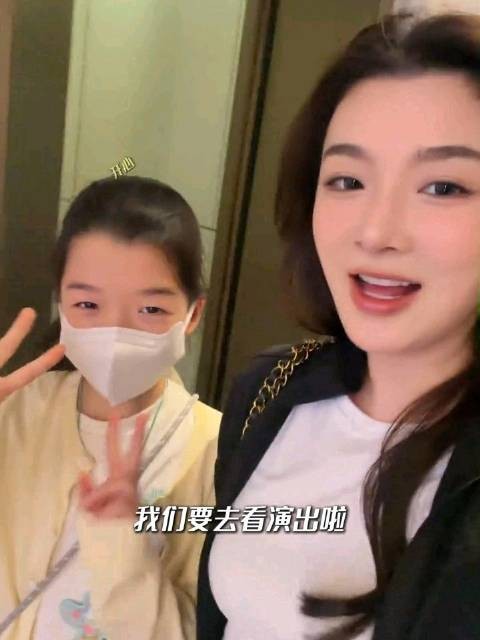 王栎鑫吴雅婷10岁女儿身高引关注，姐弟追星小酒窝