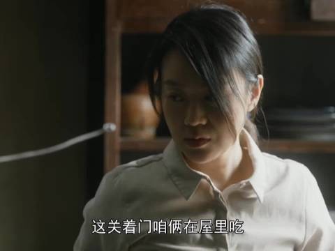 叫女儿吃饭，给他吓的，跑那么快！闫妮