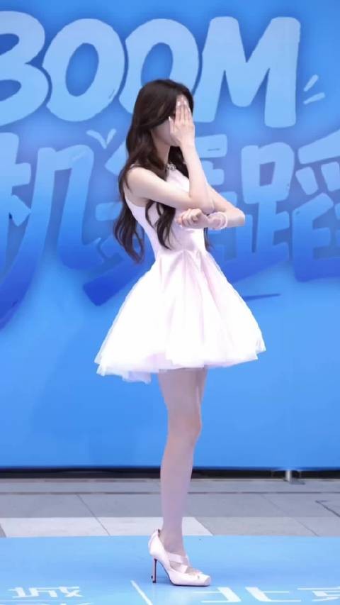 这动作 这长相 结果你和我说是素人吗？