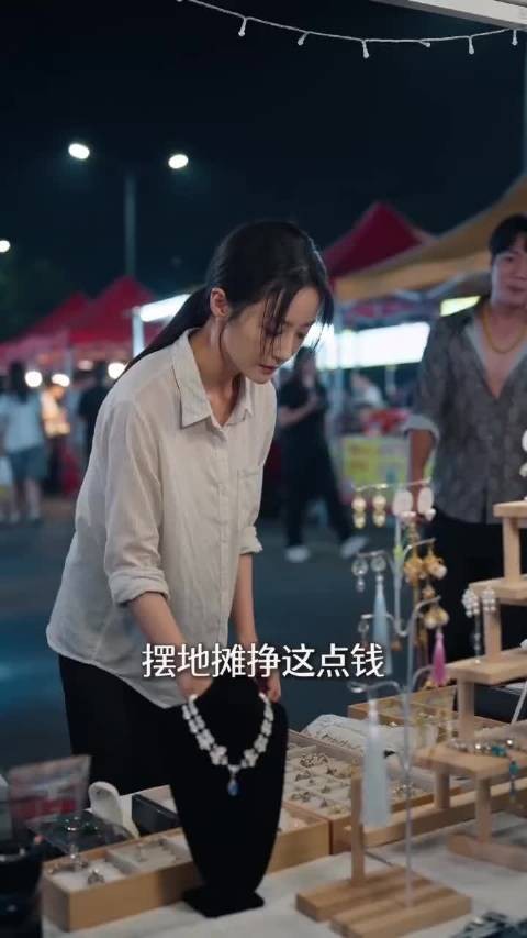 夜市笑老婆摆地摊穷酸,下一秒豪车来接她回家继承家产
