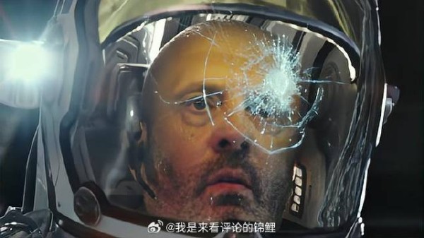 老马被机器人攻击，生命最后一刻将吴京推走，壮烈牺牲