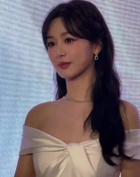杨紫 活动现场的经典五连拍又来了~ 可爱炸裂