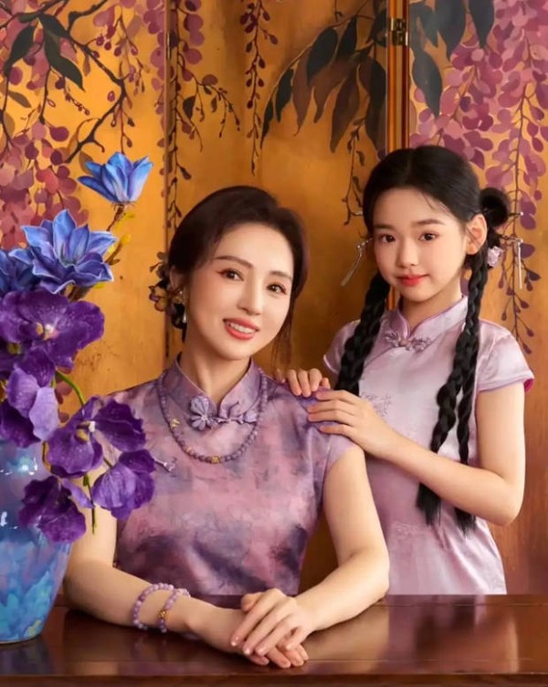 董璇小酒窝母女同穿紫色旗袍画面养眼