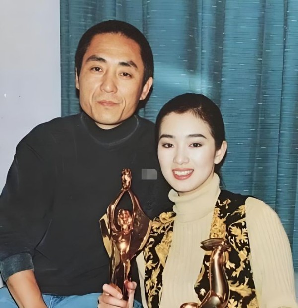 60岁巩俐近况曝光!再婚嫁法国人没生孩子,如今尽情享受丁克生活