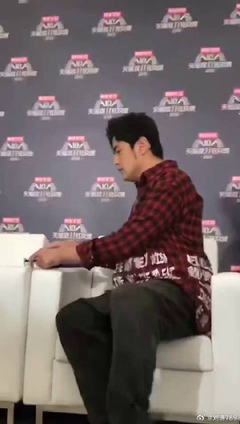 周杰伦小公举又变魔术了哈哈