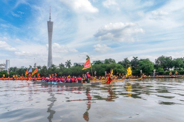 广州举办百场龙舟赛事与民俗活动迎端午