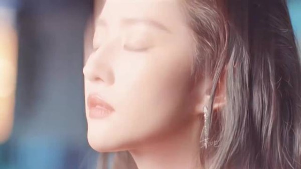 灯光一响,闪亮登场! 此女完全是天生的大明星!