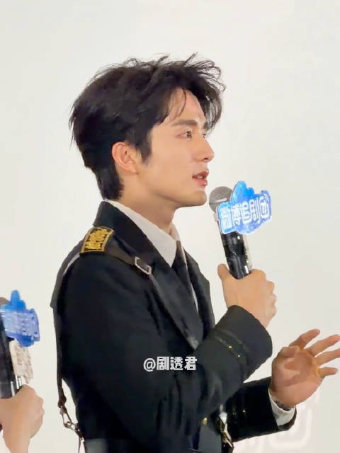 张新成现场演示吐刀片技巧,提醒观众勿模仿