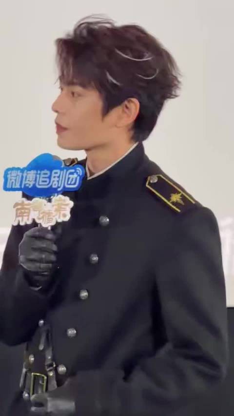 丁禹兮黑金制服造型神还原海虾角色