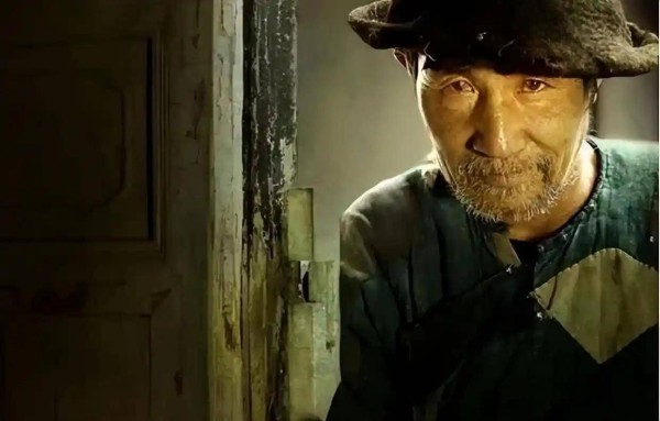 再读鲁迅的《故乡》：专制铁笼下，被碾碎的纯真与奴性的集体沉沦