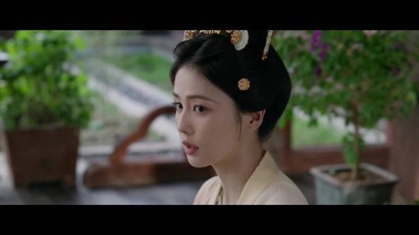 白鹿坦言荣幸出演莫离，致敬剧组人员