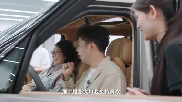 杜海涛带妈妈提小鹏GX，涛妈赞功能实用