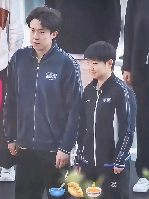 莎莎:也没人告诉我啊,向来都站中间啊!应邀参加的其他选手和硬要参加的老祖