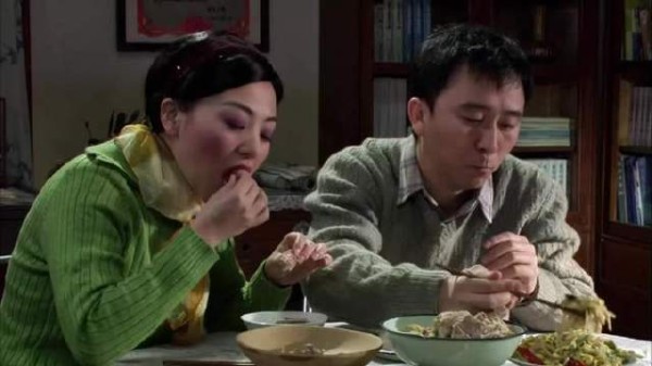 影视剧里啃排骨的桥段，婆婆当场变脸！