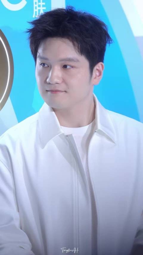 樊振东回应代言产品,称努力击退肌肤问题