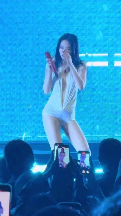 jennie 最新舞台造型被热议了,这个女团都在想复制lisa的路线吗?