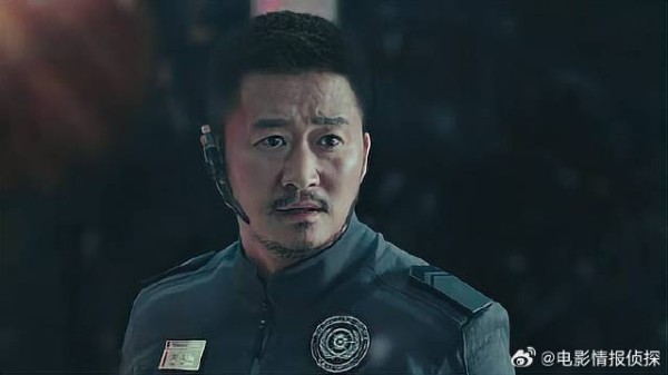 吴京试图联系达叔，得知地球发生大地震，吴京瞬间慌了